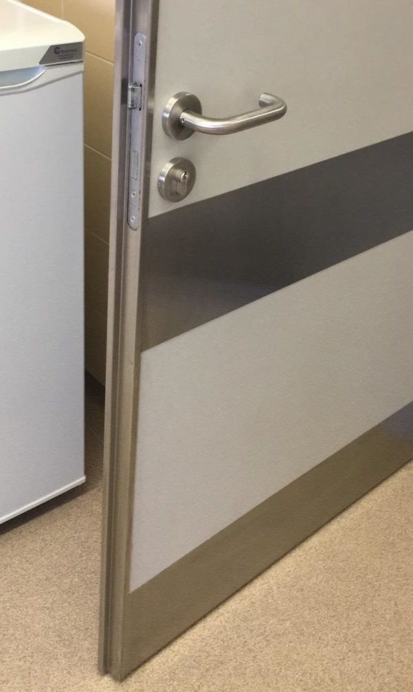 Отбойная пластина из нержавеющей стали 290х300