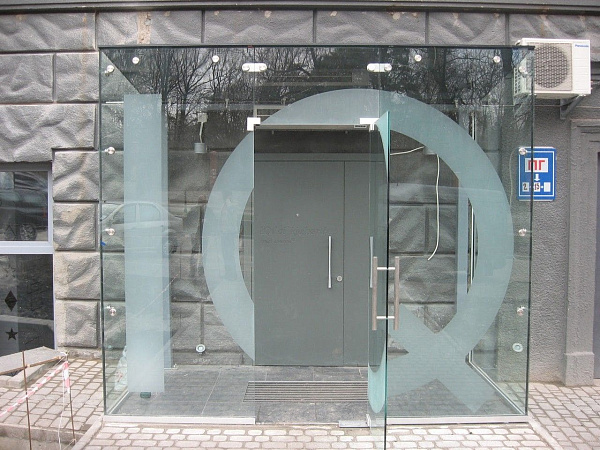 Противопожарная одностворчатая дверь без рамы со стеклом