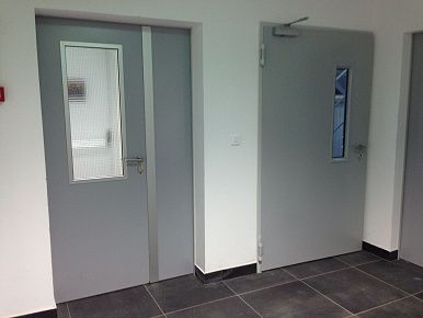 Противопожарная алюминиевая дверь полуторная для офиса