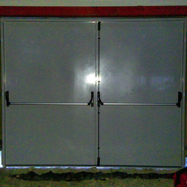 Двустворчатая огнестойкая дверь с двойной антипаникой